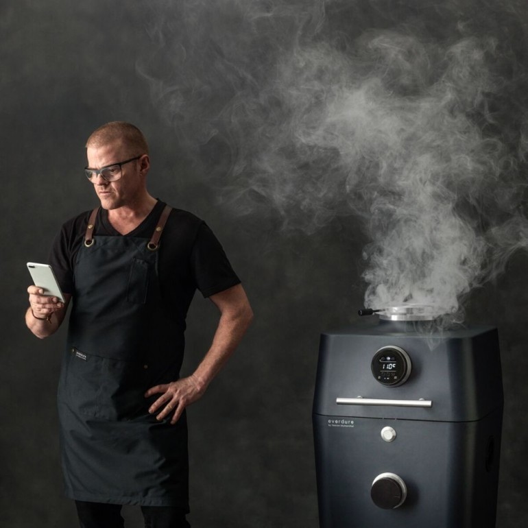 4K Kamado e Affumicatore Everdure by Heston a carbone con accensione elettrica, moderno e tecnologico
