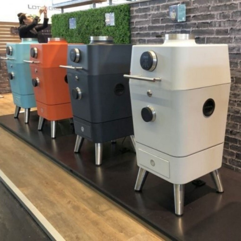 4K Kamado e Affumicatore Everdure by Heston a carbone con accensione elettrica, moderno e tecnologico