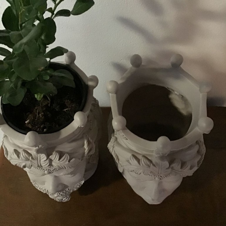 Coppia di Vasi Teste di Moro in Resina colore Argilla, altezza 28 cm