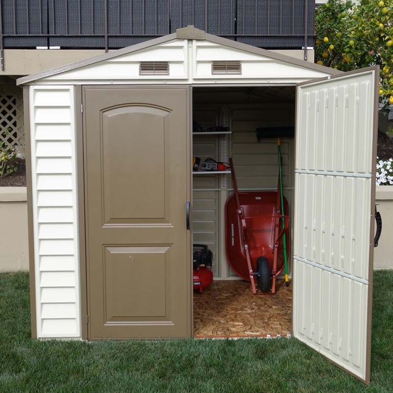 Casetta in PVC StoreAll 8'x6' Duramax da giardino e cortile 245 x 161 x 223 cm colore beige/avorio e marrone