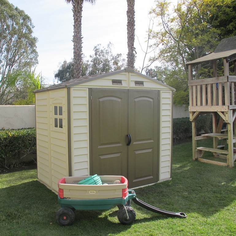 Casetta in PVC StoreAll 8'x6' Duramax da giardino e cortile 245 x 161 x 223 cm colore beige/avorio e marrone